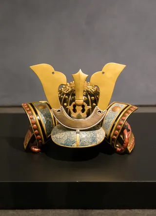 初代 澤村陶哉｜彩色兜形置物