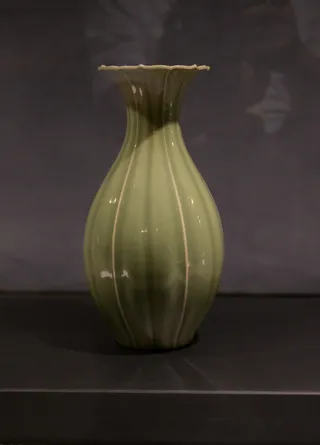 八木一艸｜青磁輪花瓶