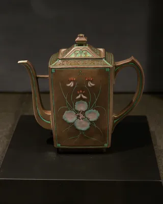 叶松谷｜磁器繍彩草花水注
