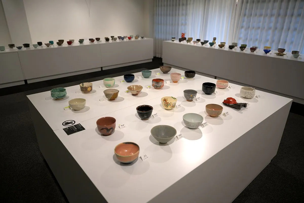 展示台に並ぶ色とりどりの茶碗
