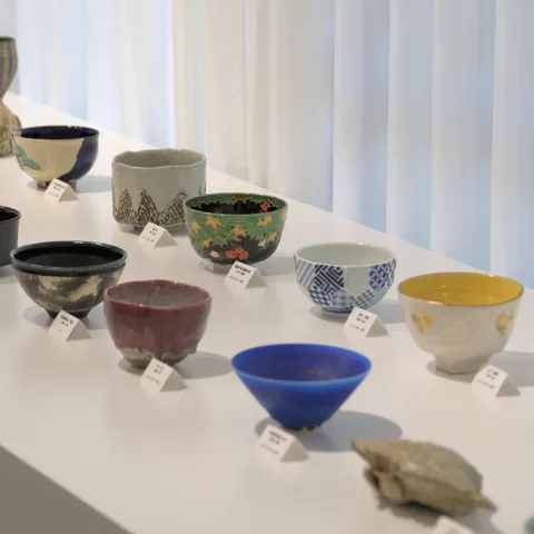 展示台に並ぶ茶碗