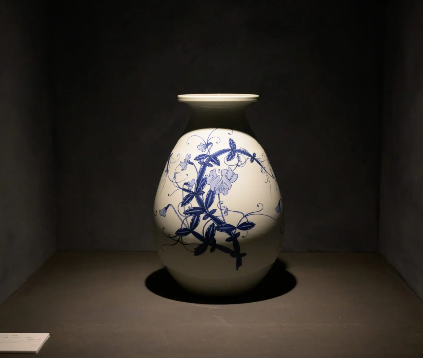 レジェンド展の展示作品（染付の花瓶）