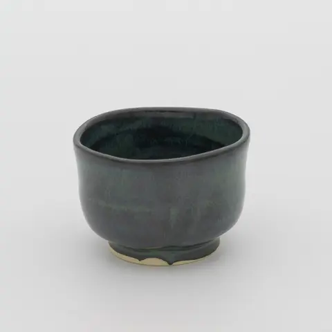 ぐい呑み 黒海鼠釉